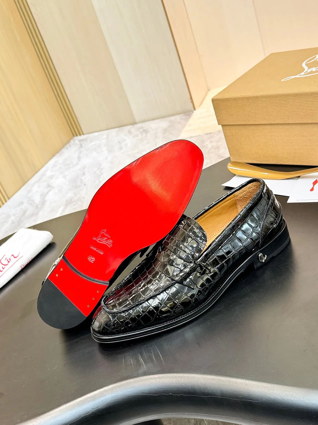 Batch 1080 yuan 💰CL～High-end men’s 👔casual loafers with red soles! ••🆑Genuine and top-quality goods from original orders ••✅💯 Purchase goods from top-quality original orders! Original imported patterned cowhide➕Imported cowhide lining➕Cowhide feet➕Original leather outsole~Size: 39-44 (38, 45.46.47 can be customized)